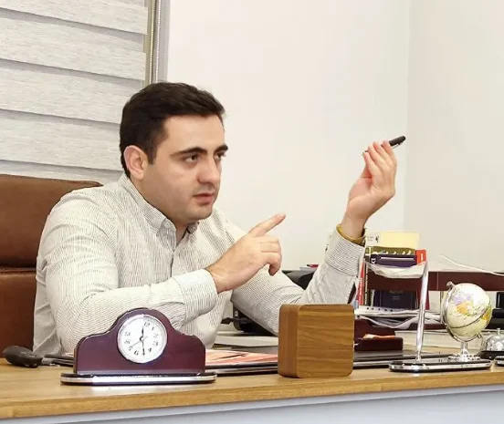 Qorqud Süleymanov iş otağında söhbət zamanı